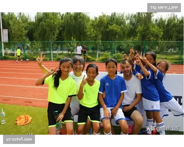 “足球进校园”协议签署，意甲俱乐部将为百所学校提供教练